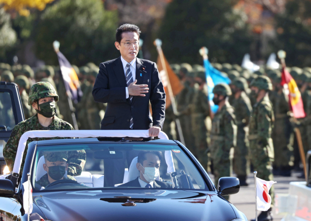 기시다 후미오 일본 총리가 지난달 도쿄와 사이타마현에 걸쳐 있는 육상자위대 기지를 방문하고 있다./연합뉴스
