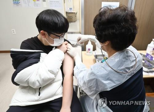 지난 10월 서울시 양천구 홍익병원에서 한 고등학생이 코로나19 백신 접종을 받고 있다. /사진공동취재단