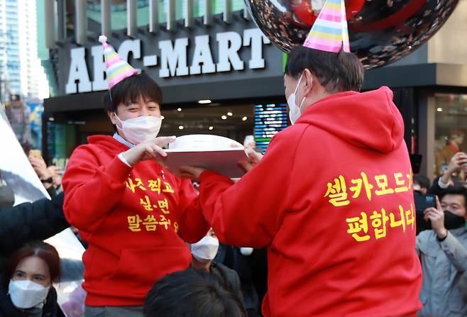 이준석 국민의힘 대표는 6일 당 선대위와 관련해 "초기에 지적한 호가호위하는 분들의 문제나 정체를 알 수 없는 (윤석열 대선 후보 측) 핵심 관계자 등 안 좋은 모습이 안 나올 것이라 확신한다"며 자신감을 드러냈다. 사진은 지난 4일 부산 서면 시내 거리에서 윤석열 대선 후보와 이준석 대표가 앞 뒷면에 노란색 글씨로 '사진 찍고 싶으면 말씀 주세요' '셀카 모드가 편합니다'라고 적힌 빨간색 후드티를 입고 유세를 하는 모습. ⓒ 연합뉴스