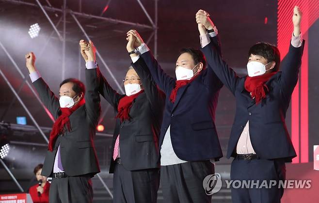 "윤석열이 확 바꾸겠습니다" (서울=연합뉴스) 국민의힘 윤석열 대선 후보가 6일 오후 서울 송파구 올림픽공원 KSPO돔에서 열린 국민의힘 중앙선거대책위원회 출범식에서 김종인 총괄선대위원장, 김병준ㆍ이준석 상임선대위원장과 대선 승리를 기원하며 인사하고 있다. 2021.12.6 [국회사진기자단] uwg806@yna.co.kr