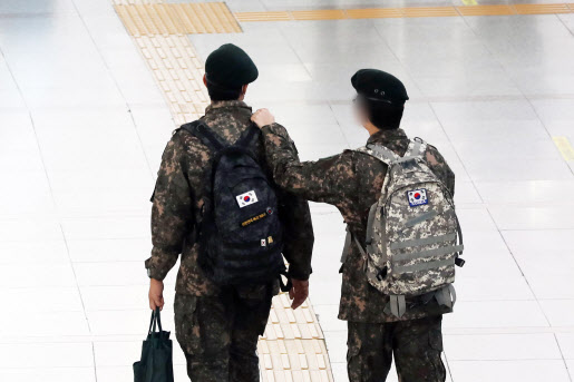 6일 서울역 대합실에서 군인들이 발걸음을 옮기고 있다(사진=뉴스1).