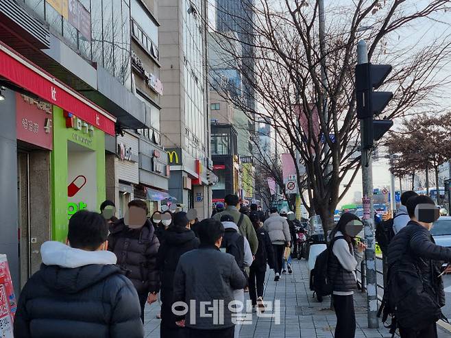 6일 오후 12시 48분쯤 서울 동작구 노량진 학원가에 고시생들이 거리에 북적이고 있다.(사진=조민정 기자)