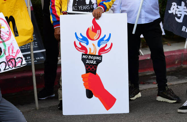11월 3일 미국 캘리포니아 주미 중국대사관에서 벌어진 베이징 올림픽 보이콧 시위 광경(사진=AFP제공)