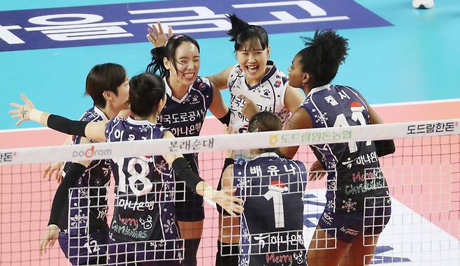 여자배구 한국도로공사 선수들이 7일 오후 경북 김천체육관에서 열린 프로배구 도드람 2021-2022 V리그 현대건설 힐스테이트와의 경기에서 공격에 성공하고 기뻐하고 있다. (김천=연합뉴스)