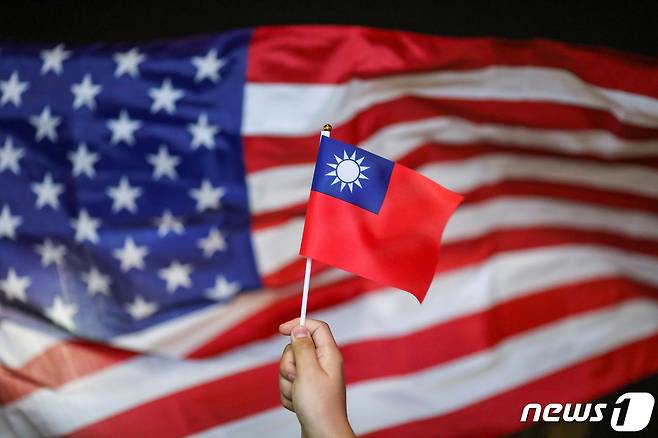 미국 성조기(뒤) 대만 국기(앞) © 로이터=뉴스1