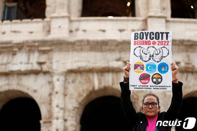 G20 정상회담이 열리기 하루 전날인 지난 10월 29일 이탈리아 로마에서 티베트와 위구르 무슬림, 홍콩에 대한 중국의 행동에 반대하는 활동가가 시위를 하고 있다. © 로이터=뉴스1 © News1 김민수 기자