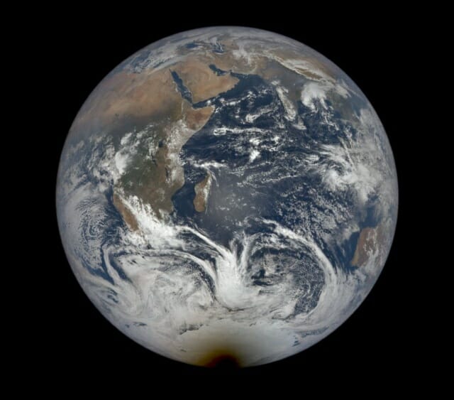 Dscovr 위성이 지난 4일 관측한 남극 개기일식 (사진=NASA)