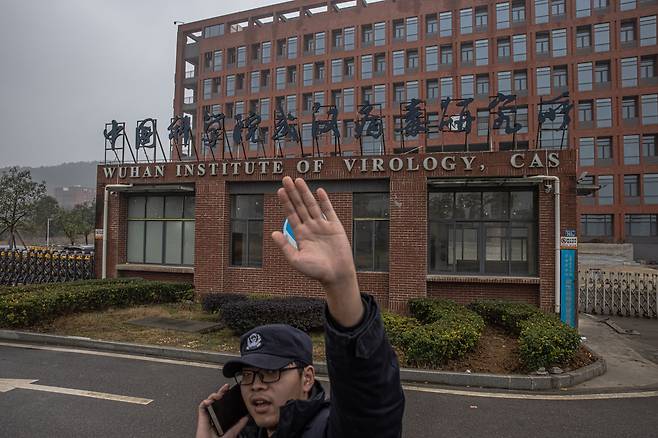 중국 우한 바이러스 연구소 앞을 가로막고 서있는 현지 공안요원. /EPA 연합뉴스