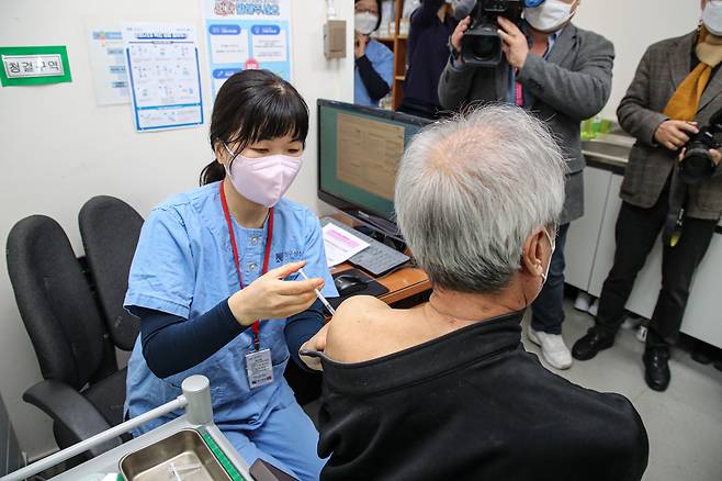 4일 오전 서울 은평구 청구성심병원에서 한 어르신이 화이자 백신으로 3차 추가접종을 하고 있다. /연합뉴스