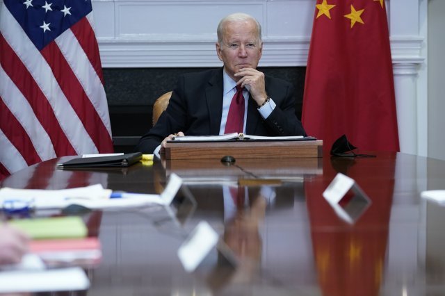 조 바이든 미국 대통령이 15일(현지시간) 미국 백악관에서 시진핑 중국 국가주석과 화상 정상회담을 하고 있다. 2021.11.16. 워싱턴=AP/뉴시스