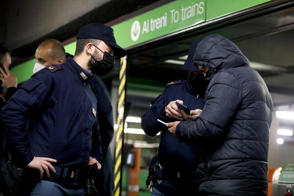 이탈리아 경찰이 6일 로마 지하철역에서 대중교통을 이용하려는 시민들이 ‘그린 패스’가 있는지 여부를 검사하고 있다. 로마/EPA 연합뉴스