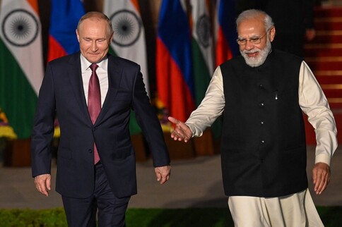 나렌드라 모디 인도 총리와 블라디미르 푸틴 러시아 대통령이 6일 인도 뉴델리에서 만나고 있다. 뉴델리/AFP 연합뉴스