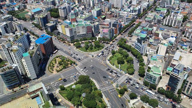 내년부터 제주지역의 심각한 주차문제 해결을 위한 차고지 증명제가 전면 시행된다. 제주 제주시 도심 전경. 김영헌 기자