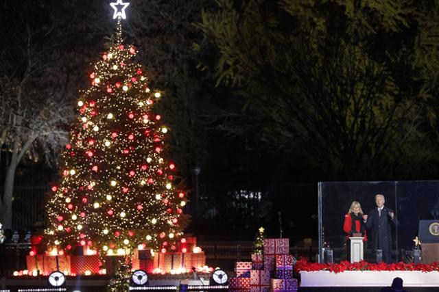 2일 미국 워싱턴 크리스마스 트리 점등식에 참석한 조 바이든(오른쪽) 미 대통령과 영부인 질 바이든 여사. 워싱턴=AFP 연합뉴스