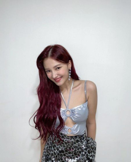 모모랜드 낸시, 파격 절개 상의로 '아찔'! 비키니 두개 입은 줄..