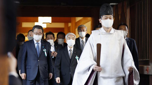 일본 여야 의원들, 2년 2개월 만에 야스쿠니 집단 참배 [사진 제공: 연합뉴스]