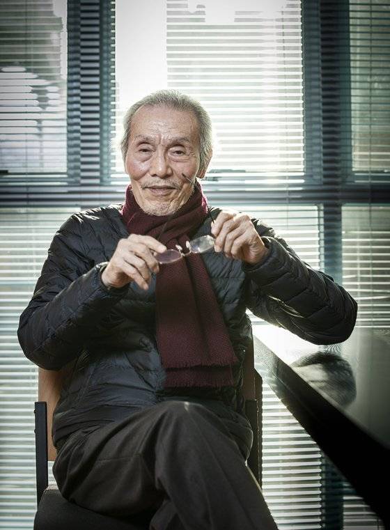 6일 오전 서울 대학로에서 만난 배우 오영수. 지난 10월 ‘오징어 게임’으로 대중적 인기가 급상승했을 때, 그는 연극 무대로 복귀하는 결정을 내렸다. 권혁재 사진전문기자