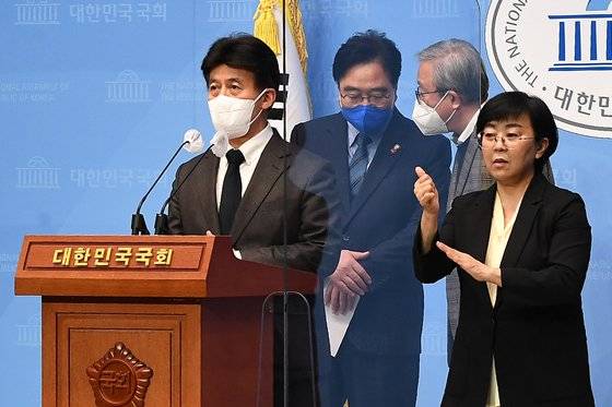 더불어민주당 이재명 대선 후보 직속 기본사회위원회. 좌측부터 공동위원장 최배근 건국대 경제학과 교수와 우원식 의원. 고문 강남훈 한신대 경제학과 교수. 임현동 기자