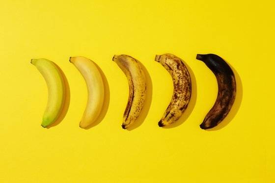 모다모다 샴푸(아래 사진)는 과일이 공기 중에 오랫동안 노출하면 갈색으로 변하는 원리를 이용했다. 사진은 바나나가 갈색으로 변하는 모습. [중앙포토]
