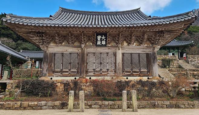 미황사 대웅보전이 내년 1월부터 해체복원공사에 들어간다. 내년부터 최소한 3년은 이 장면을 볼 수 없다는 얘기다.