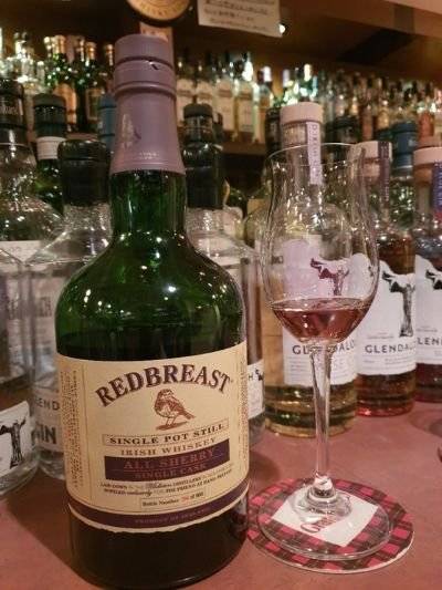 오크통에서 숙성한 한 잔의 위스키. [사진 김대영]