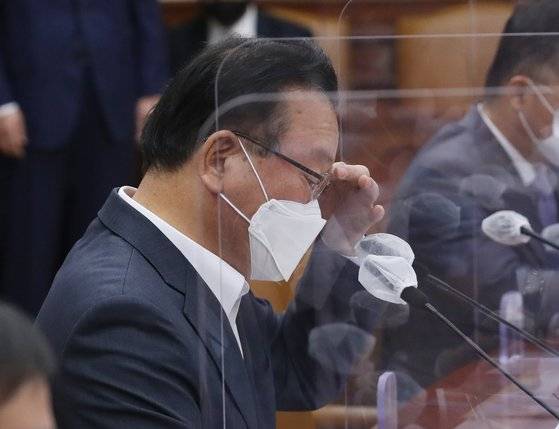 김부겸 국무총리가 12일 국정현안점검조정회의에서 머리를 만지고 있다. 이날 회의에서 김 총리는 지난 6일 서울 삼청동 총리공관에서 김 총리의 대학 동기 등 10명에 참석자 중 한 사람의 배우자까지 11명이 모인 식사 자리에 참석해 사과의 발언을 했다. 당시는 단계적 일상회복 조치가 시행된 지 엿새째 되는 날로 사적 모임 인원은 10명만 모여야 했다. 뉴스1