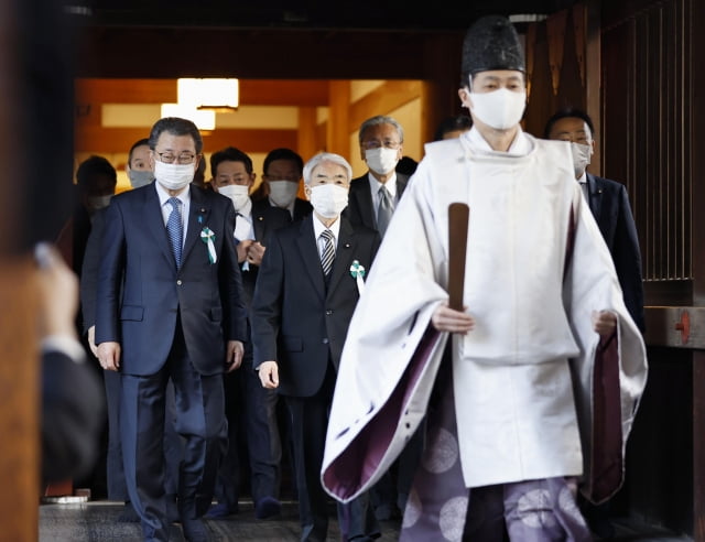 7일 일본 여야 의원들이 2년 2개월 만에 태평양전쟁 A급 전범이 합사된 야스쿠니(靖國)신사를 집단 참배했다. / 사진=연합뉴스