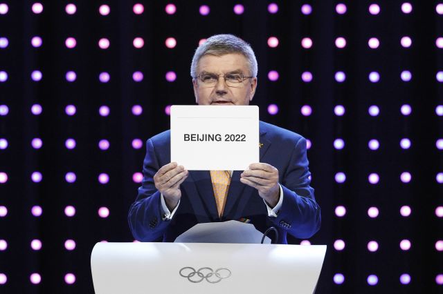 토마스 바흐 국제올림픽위원회(IOC) 위원장이 2015년 7월 31일 말레이시아 쿠알라룸푸르에서 열린 제128차 IOC 총회에서 2022년 동계올림픽 개최지로 중국 베이징을 발표하고 있다. AP연합뉴스