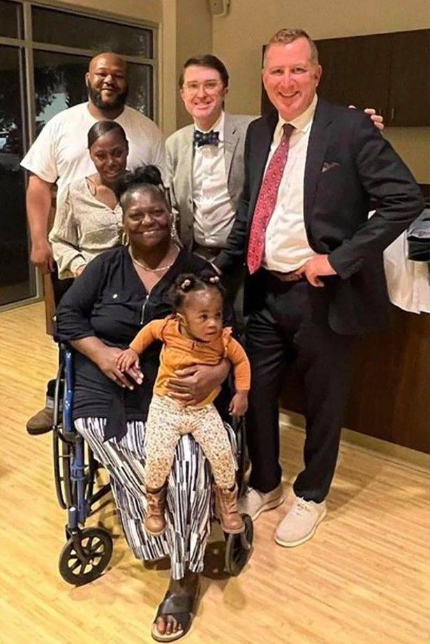 월마트에서 녹슨 못을 밟아 오른쪽 다리를 절단해야 했던 에이프릴 존스와 그의 변호인단 / 사진 = 아나스토폴로 로펌 제공