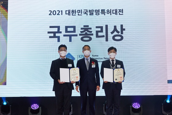 신동훈 휴런 대표(사진 맨 왼쪽)가 '2021 대한민국 발명특허대전'에서 국무총리상을 수상하고 기념촬영 중이다/사진제공=휴런