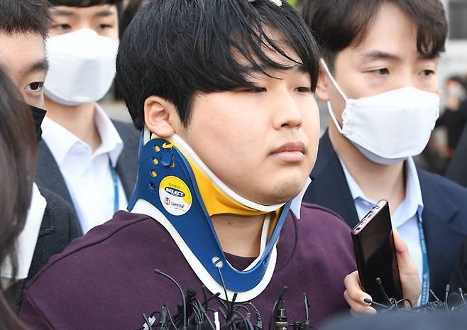 조주빈이 “강훈은 박사방 2인자가 아니며 나 혼자 범행을 저질렀다”고 진술했다. 사진은 지난해 3월25일 서울 종로구 종로경찰서에서 서울중앙지법으로 이송되는 조주빈. /사진=뉴스1