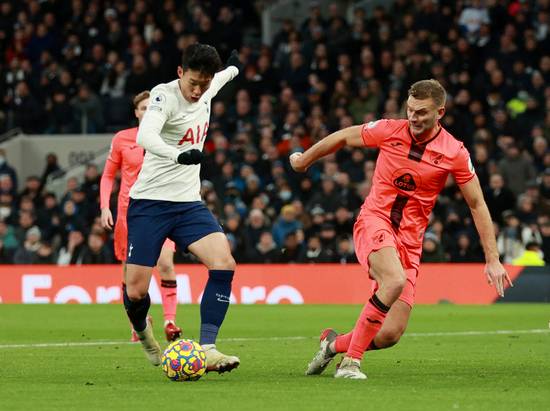 7일(이하 한국시각) 영국 매체에 따르면 손흥민(토트넘)을 포함한 몇몇 토트넘 선수들이 신종 코로나바이러스 감염증(코로나19) 양성 판정을 받았다. 사진은 손흥민이 지난 5일 노리치시티전에서 경기하는 장면. /사진=로이터