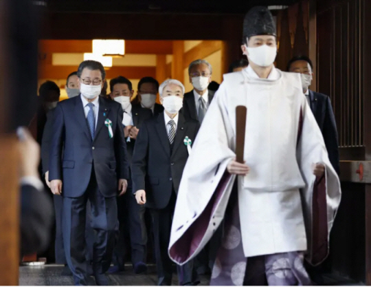 일본 여야 의원들이 7일 일본 도쿄 지요다구의 야스쿠니신사 경내에서 참배를 위해 걸어가고 있다. 태평양전쟁 A급 전범이 합사된 야스쿠니신사에 대한 일본 의원들의 집단 참배는 2019년 10월 이후 2년 2개월 만이다. 교도 연합뉴스