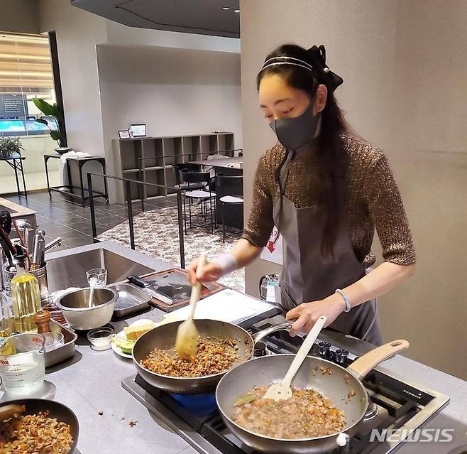 [서울=뉴시스] '옷소매'서 '화완옹주'로 열연 중인 서효림, "손목 아파도 열심히 요리중!" 2021.12.07 (사진=서효림 SNS 제공) photo@newsis.com*재판매 및 DB 금지