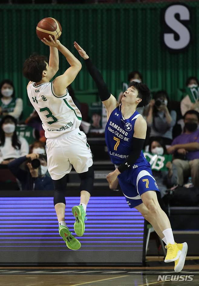 [서울=뉴시스] 고범준 기자 = 7일 오후 서울 송파구 잠실실내체육관에서 열린 2021-2022 KBL 서울 삼성 썬더스와 원주 DB 프로미 경기, 원주 허웅이 슛팅을 하고 있다. 2021.12.07. bjko@newsis.com