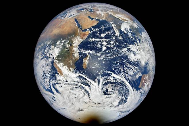 지난 4일 심우주 기상관측위성(DSCOVR)이 촬영한 개기일식. 남극 부근이 달 그림자로 검게 보인다. 사진=NASA