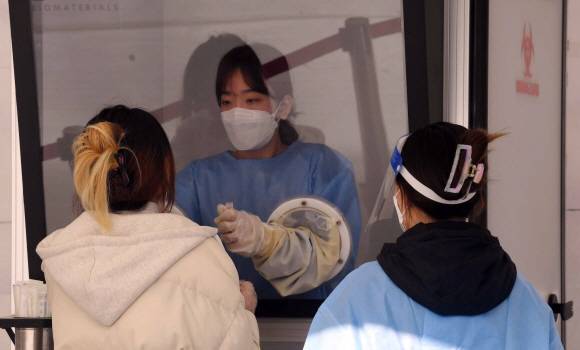 서울대 외국인 유학생이 오미크론에 감염된 것이 확인된 7일 서울대학교 교내에 설치된 교내 원스톱 코로나19 신속진단검사센터에서 학생들이 검사를 받고 있다. 2021. 12. 7 정연호 기자 tpgod@seoul.co.kr