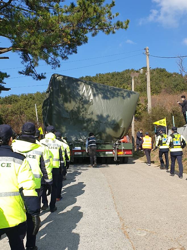 7일 오전 레이더를 실은 컨테이너차량이 부산 해운대 장산 공군부대에 올라가고 있다.이날 군당국이 레이더교체 교체 작업을 진행하자, 주민들이 이를 막으며 마찰을 빚었다. .