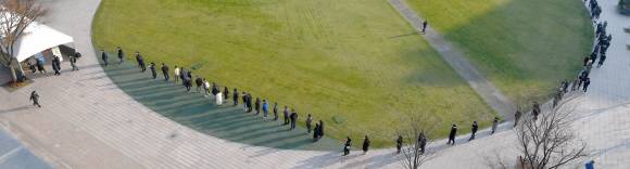 7일 시청광장 선별진료소에서 시민들이 코로나19 검사를 받기 위해 줄을 서 있다. 2021.12.7 박지환기자 popocar@seoul.co.kr