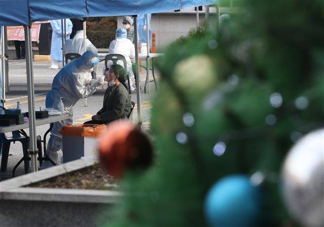 6일 오미크론 변이 집단감염지로 지목된 인천 미추홀구의 교회에서 외국인 교인들이 신종 코로나바이러스 감염증(코로나19) 검사를 받고 있다. 인천 미추홀구는 이 교회에 선별진료소를 설치해 외국인 교인 411명에 대한 검사를 실시한다. 검사 대상인 외국인 교인 411명은 지난달 28일 오후 2시 이 교회에서 열린 주일예배 참석자다. 당시 해당 예배에는 오미크론 확진 판정을 받은 우즈베키스탄 국적의 A씨(38)와 접촉 후 오미크론 확진 판정을 받은 A씨의 아내와 장모, 지인이 참석했다. 2021.12.6 뉴스1