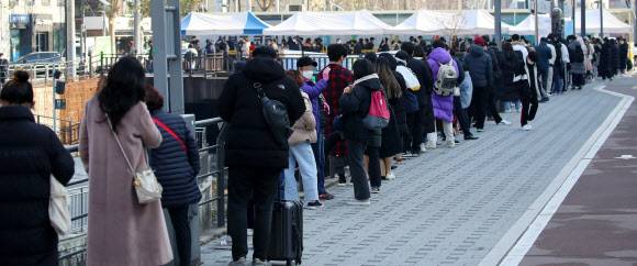 신규 확진 4천954명, 월요일 기준 최다 - 국내 신종 코로나바이러스감염증(코로나19) 신규 확진자수가 월요일 기준 역대 최다를 기록한 7일 오전 서울 성북구청 바람마당 임시선별검사소를 찾은 시민들이 성북천 산책로를 따라 줄지어 서 있다. 2021.12.7 연합뉴스