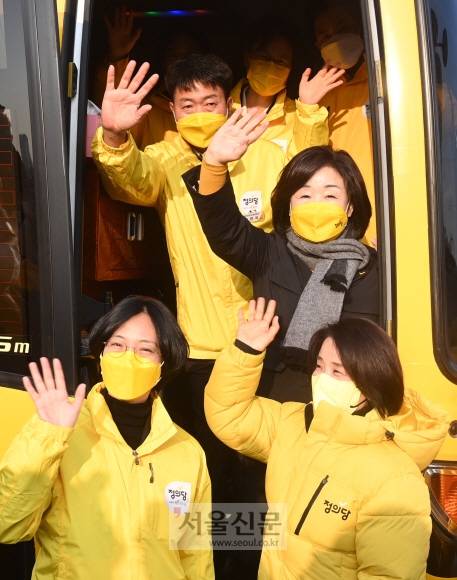 정의당 심상정 대선 후보와 여영국 총괄상임선대위원장 등이 7일 국회에서 열린 ‘심상찮은 버스 6411’ 출정식에서 버스에 탑승해 취재진을 향해 인사를 하고 있다.2021. 12. 7 정연호 기자 tpgod@seoul.co.kr