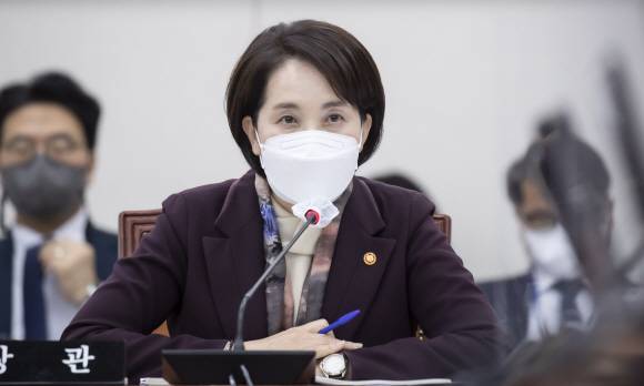 유은혜 부총리 겸 교육부장관이 9일 국회 교육위원회 전체회의에서 의원들 질의에 답하고 있다. 2021. 11. 9 정연호 기자 tpgod@seoul.co.kr