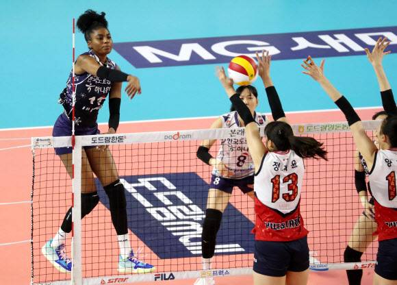 켈시의 서브 - 한국도로공사 켈시가 7일 김천실내체육관에서 열린 V리그 여자부 현대건설전에서 공격을 하고 있다.연합뉴스