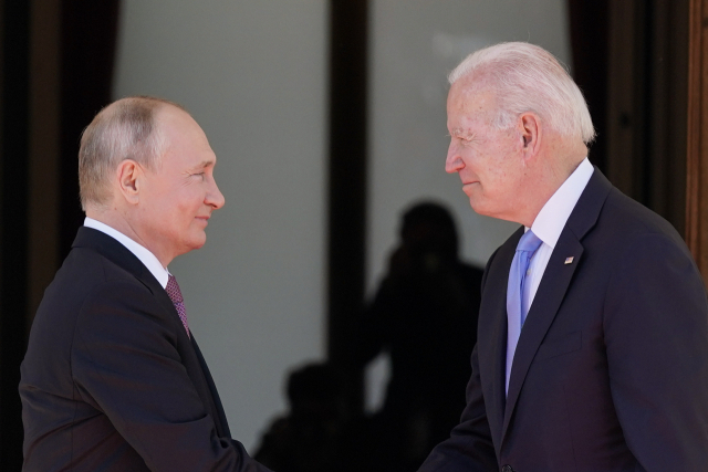 조 바이든 미국 대통령과 블라디미르 푸틴 러시아 대통령이 지난 6월 스위스 제네바에서 만나 악수하고 있다./AP 연합뉴스
