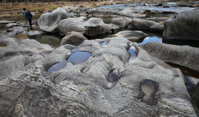요강바위는 너럭바위에 난 구멍이 요강을 닮았다고 해서 이름 붙여졌다. 포트홀이라고 불리는 이 물 웅덩이는 거센 물살이 1억 년 이상 흘러 만들어낸 예술 작품이다.