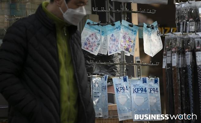 7일 서울의 한 거리에서 일회용 마스크가 판매되고 있다./사진=이명근 기자 qwe123@