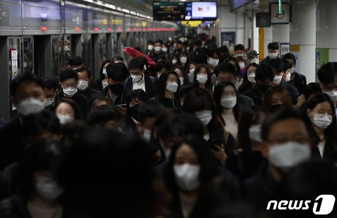 지하철역에서 시민들이 마스크를 쓴 채 이동하고 있는 모습. /뉴스1 © News1