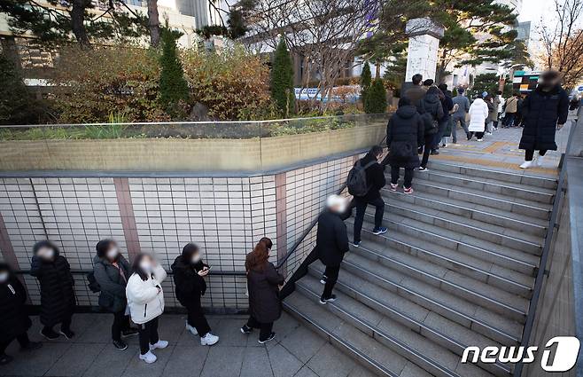 신종 코로나바이러스 감염증(코로나19) 신규 확진자가 7175명 발생한 8일 오전 서울 송파구보건소에 마련된 선별진료소를 찾은 시민들이 검체검사를 받기 위해 줄을 서 있다. 2021.12.8/뉴스1 © News1 이재명 기자