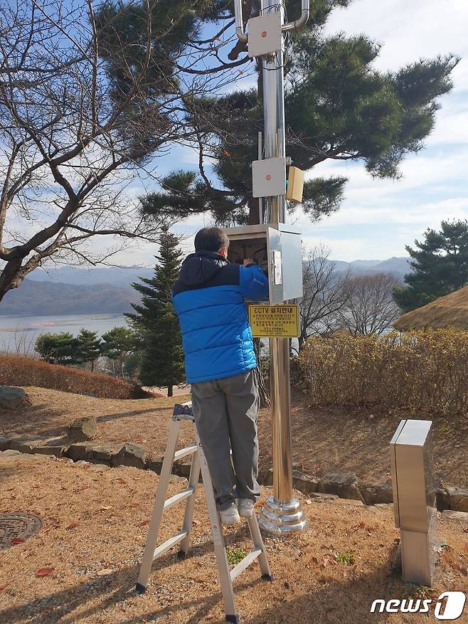 충북 청주시 관계자가 문의문화재단지에 설치한 공공와이파이 존을 정비하고 있다.(청주시 제공).2021.12.8/© 뉴스1